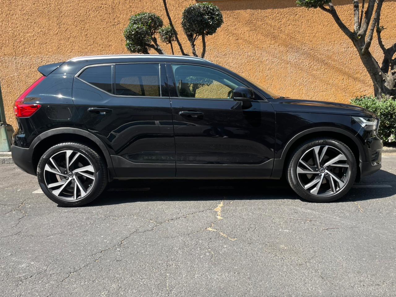 Volvo  XC40 MOMENTUM (EQUIPO R- DESIGN) 2021