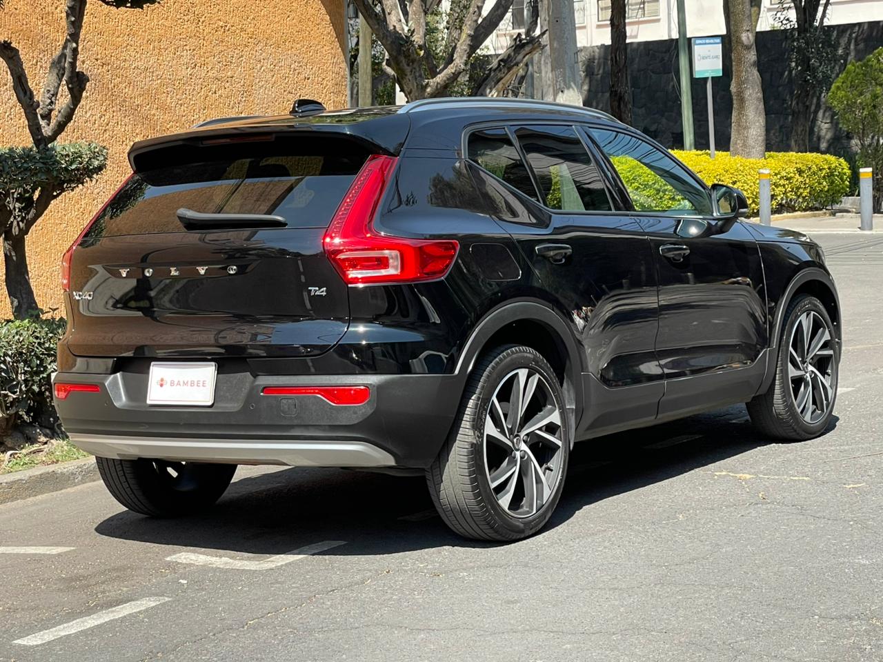 Volvo  XC40 MOMENTUM (EQUIPO R- DESIGN) 2021