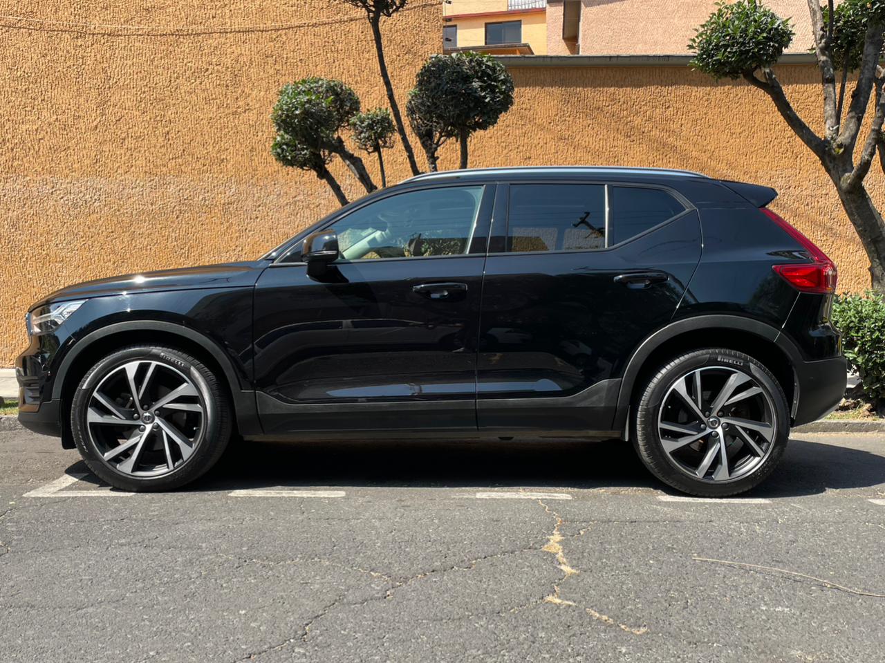 Volvo  XC40 MOMENTUM (EQUIPO R- DESIGN) 2021