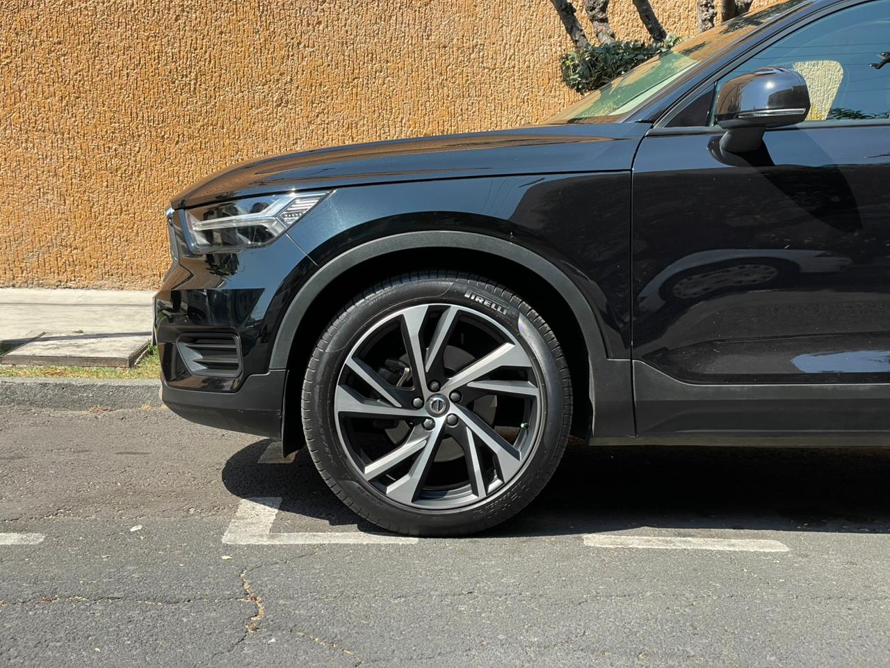 Volvo  XC40 MOMENTUM (EQUIPO R- DESIGN) 2021