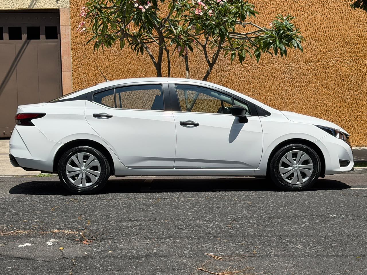Nissan  VERSA SENSE AT 2023